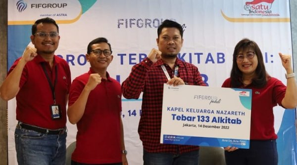 Sambut Natal 2022, FIFGROUP Bagikan Alkitab di Enam Gereja