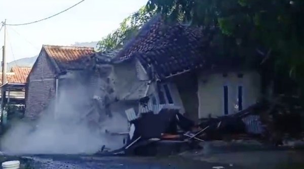 Lima Rumah di Nagreg Ambruk dan Rata dengan Tanah Akibat Banjir serta Pergerakan Tanah