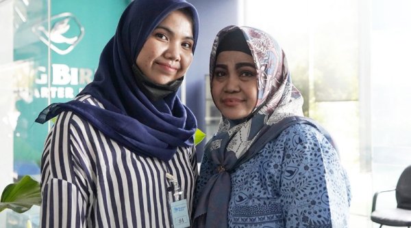 Hasil Keringat Ibunya di Bluebird, Andini dan Erika Raih IPK 4.00