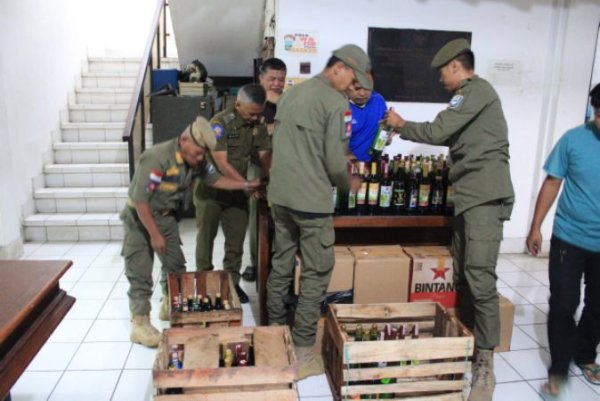 Jelang Nataru Kota Bandung, Satpol PP Sita 608 Botol Minol dan 504 Obat Terlarang