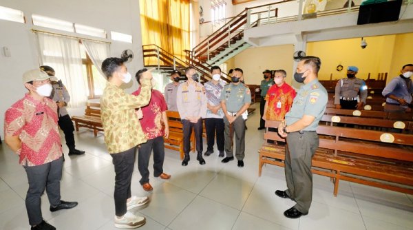 Gibran Tinjau Persiapan Kebaktian Natal 100% di Gereja-gereja