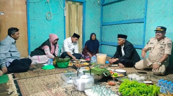 Bupati Bandung, "Mak Ade, abdi nyanggakeun silaturahmi. Bade ngiring nginep di bumi Mak Ade, manawi diwidian"