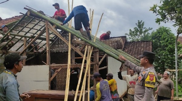 Rumahnya Diperbaiki, Ini Do'a Ma Kunah (82) untuk Kapolsek Ciparay