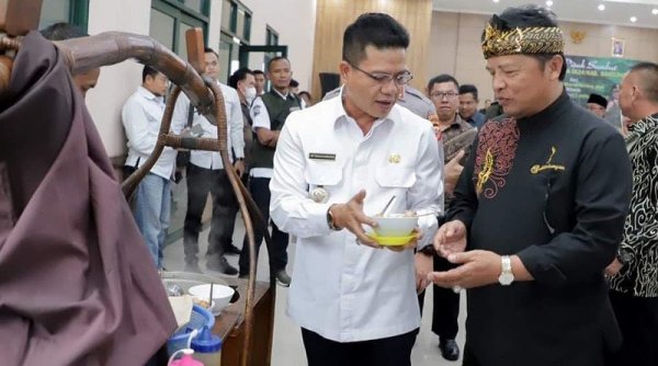 Dadang M Naser Berbicara ke Bupati Dadang Supriatna di Acara Sertijab Dandim 0624