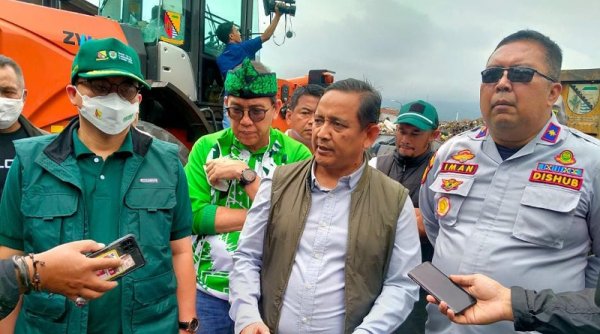 Dinas Lingkungan Hidup Kab. Bandung Gelar Operasi Bersih Sampah di TPS Pasar Banjaran