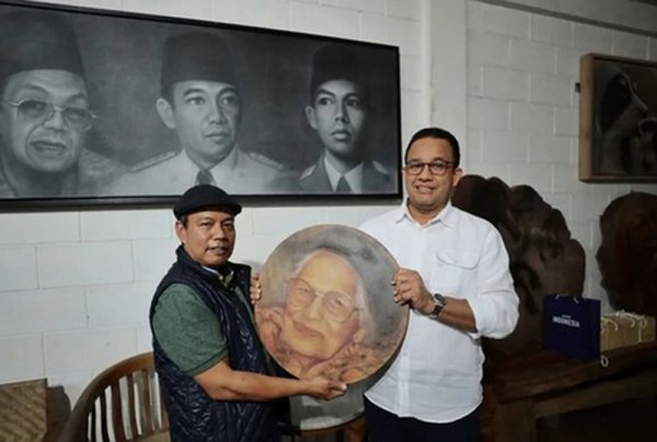 Perupa Kasih Anies Baswedan Lukisan Potongan Kayu Jati, di Celah Celah Langit: Ada Lukisan yang Cocok Dipasang di Joglo Tegalsari