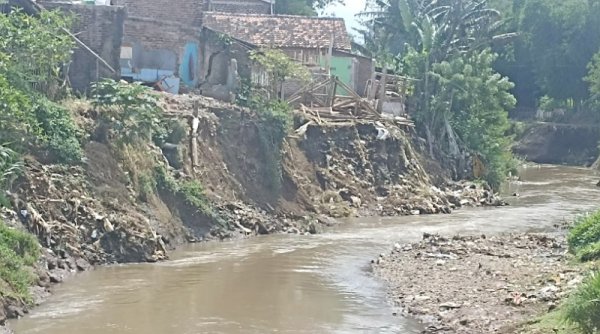 Warga Tunggu Pemasangan Bronjong di Sungai Cirasea Ciparay