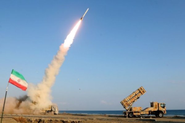 Di Tengah Demo Antipemerintah, Iran Uji Drone dalam Latihan Militer di Dekat Selat Hormuz