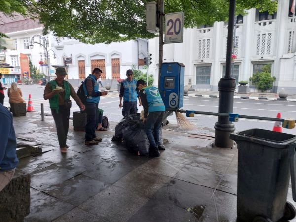 Volume Sampah Tahun Baru di Kota Bandung Lebih Banyak daripada Tahun Lalu