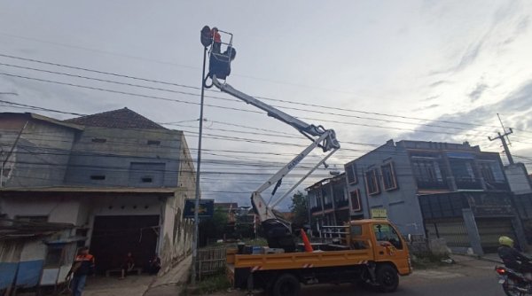 Dinas PUTR Akhirnya Perbaiki Belasan PJU yang Rusak dan Mati di Jalan Raya Laswi Ciparay - Majalaya