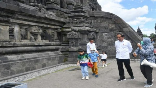 Ajak Cucu ke Candi Prambanan, Presiden Jokowi Promosikan Wisata Edukasi