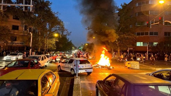 Iran Eksekusi 2 Pria yang Dituduh Bunuh Pasukan Keamanan di Tengah Maraknya Demo