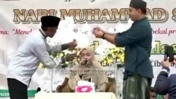 TELAAH | Bolehkah Menyawer Qariah Saat Melantunkan Bacaan Al Quran?