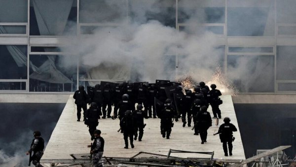 Polisi Brasil Berhasil Rebut Kembali Gedung-gedung Pemerintah yang Sempat Diduduki Perusuh Sayap Kanan