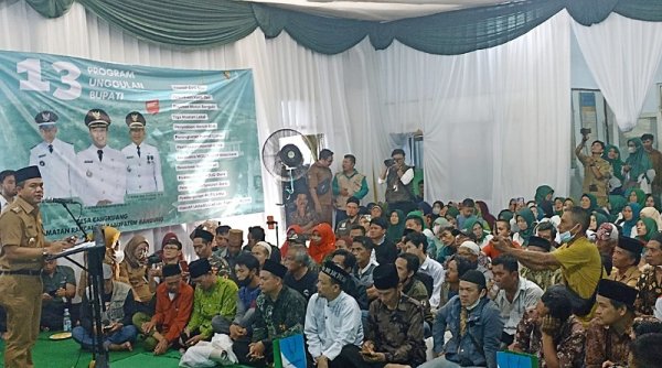 "Pak Bupati, di Rancaekek seueur pabrik, tapi warga seueur oge nu nganggur..."