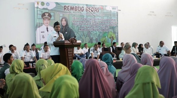 Rembug Bedas di Desa Cioagalo dan Lengkong, Emak-emak Antusias Sambut Bupati Bandung