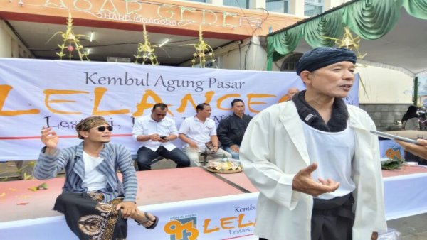 Pedagang Pasar Gede Solo Gelar Kembul Agung "Lelangen" dengan 112 Tumpeng