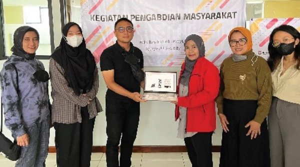 Tim Dosen FIK - DKV Telkom University Turut Bantu Merancang Kemasan untuk UMKM di Kab. Bandung