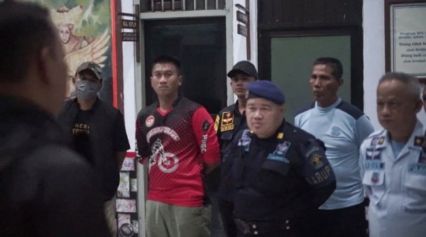 Bersama Satops Patnal Latubaya Siaga, Kalapas Kelas I Surabaya Laksanakan Penggeledahan Insidentil