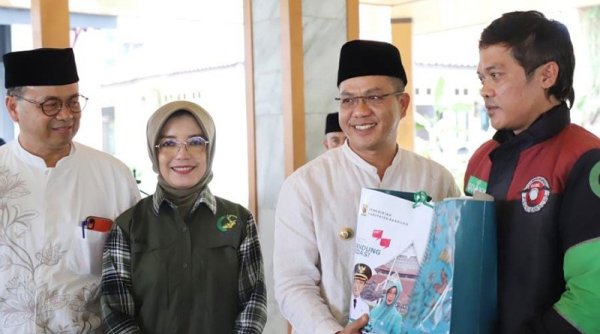 Jumat Berkah, Ratusan Ojeg Pangkalan Soreang Senang Dapat Bantuan Sembako dari Bupati Bandung
