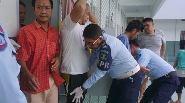 Cegah Peredaran Halinar, Petugas Rutan Surabaya Geledah Kamar Hunian
