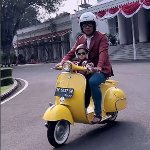 Ridwan Kamil Naik Motor Vespa Bawa Anak Jalan: Oh Tungguan Weh, Netizen: Taya Kacape Ngurus Jabar, Nya Keluarga, Can Ngurus Netizen nu Sok Usil