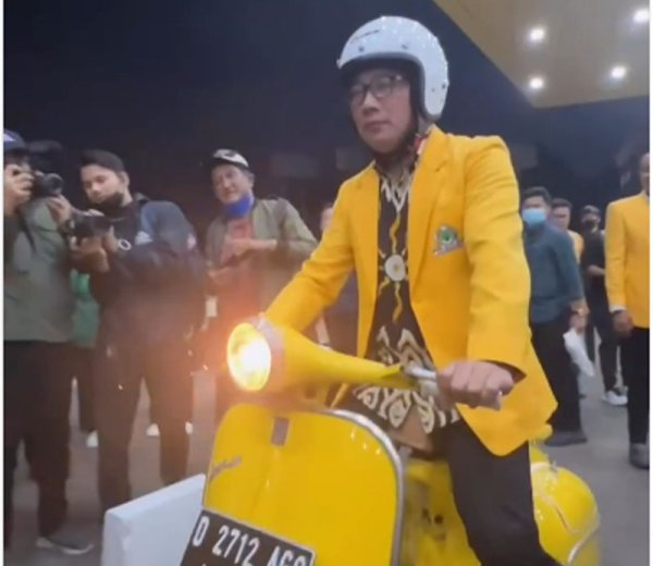 Awalnya Naik Vespa Kuning, Akhirnya Terungkap Alasan Ridwan Kamil, Mengapa Pilih Gabung dengan Partai Golkar?