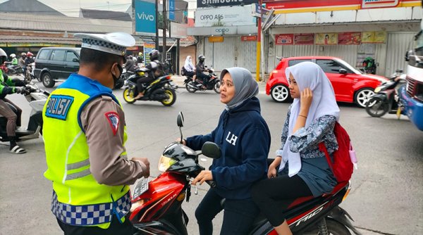 Cegah Laka Lantas, Unit Lantas Polsek Baleendah Imbau Tertib Berlalu Lintas Kepada Warga
