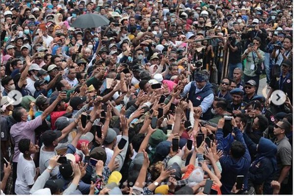 Anies Baswedan Tiba di Bima, Nusa Tenggara Barat,  Disambut Tari Wura Bongi, Akui Miliki Kedekatan Tersendiri