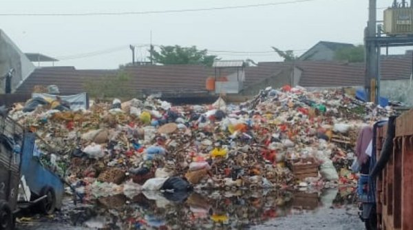 SUARA WARGA | Sampah Menggunung Lagi di Pasar Baleendah