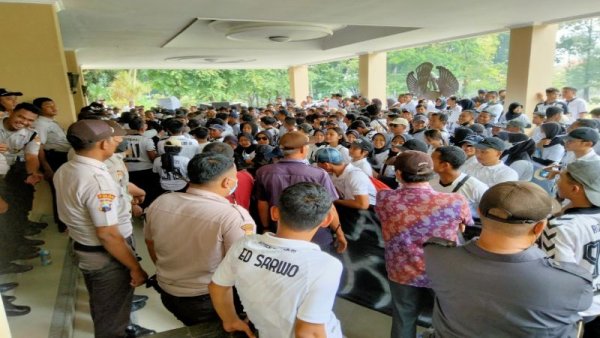 Mahasiswa FKOR UNS Unjuk Rasa Protes Somasi MWA ke Dekan FKOR
