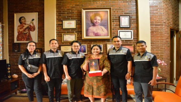 Biduan Musik Keroncong Endah Laras Terima Penghargaan dari Hipmi Solo 