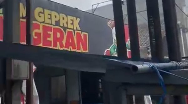 Diduga Akibat Ledakan Tabung Gas, Ayam Geprek Pangeran Jl. Katamso Kota Bandung Dilalap Api