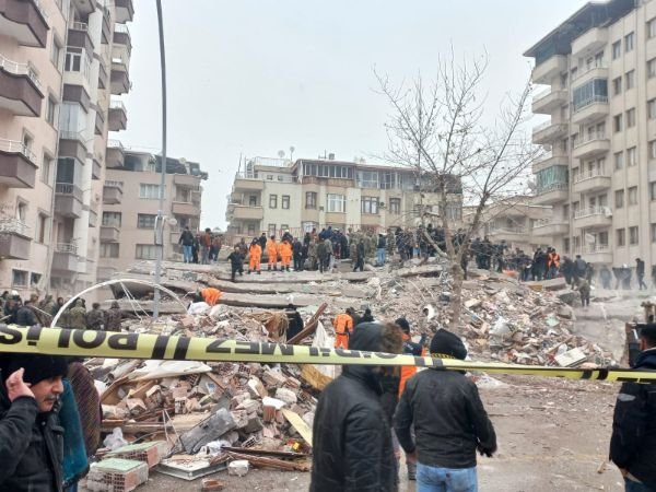 Gempa 7,4 Guncang Turki, Korban Tewas Sudah Mencapai 284 Orang