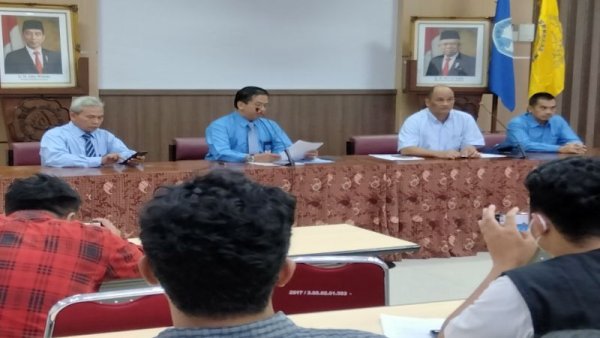 UNS Berikan "Parasamya Anugraha Dharma Bhakti Upa Sarwasadha" kepada Menpora 