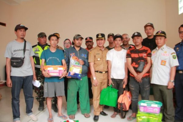 Bupati Bandung Tinjau Lokasi Kebakaran di Desa Sukamenak
