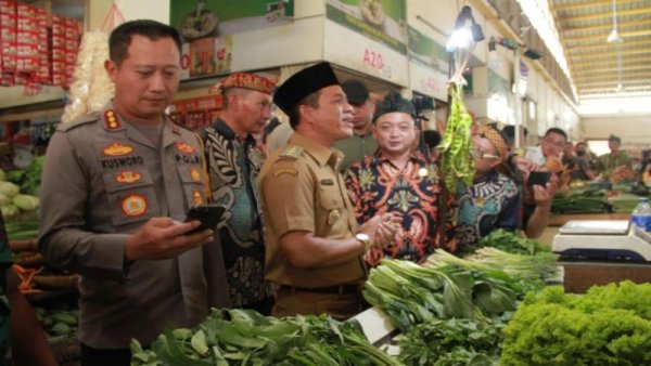 Tingkatkan Laju Pertumbuhan Ekonomi, Bupati Bandung Resmikan Pasar Sehat Soreang