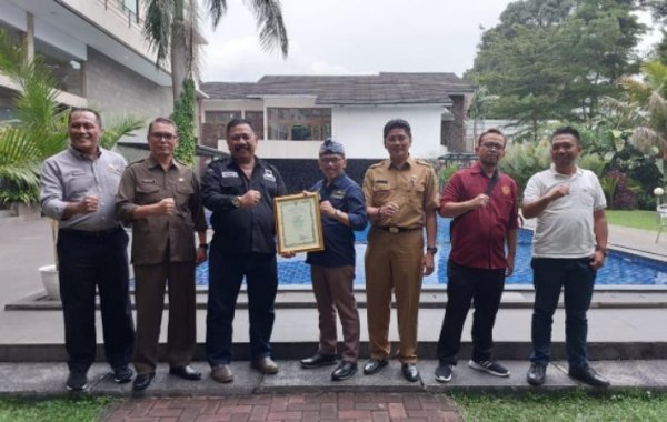 Bakesbangpol Kab. Bandung Sabet Penghargaan Kabupaten Terbaik Pengelolaan Data Sektoral dari Gubernur Jabar