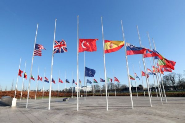 Bendera NATO Berkibar Setengah Tiang Sebagai Solidaritas dengan Turki