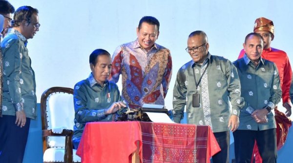 HPN 2023 | Momen Jokowi Mengetik 'HPN' di Mesin Tua dan Ketum PWI Pusat Minta Wartawan Jangan Dipenjara