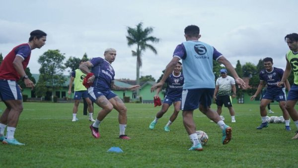 Persib Berlatih di Pusdikpom Cimahi