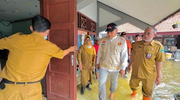 Peduli Banjir, BHS Bagikan Sepatu Boots untuk Siswa SMP