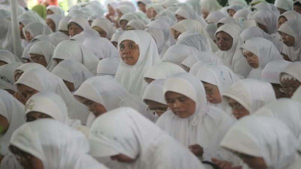 Hukum Muslimah Berkarier dan Mendudukkan Sunnah Berdiam Diri di Rumah Secara Proporsional