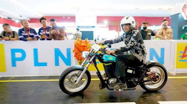 PLN Kenalkan Motor Konversi di IIMS 2023, Apa Sih Keunggulan Kendaraan Listrik? Yuk Simak!