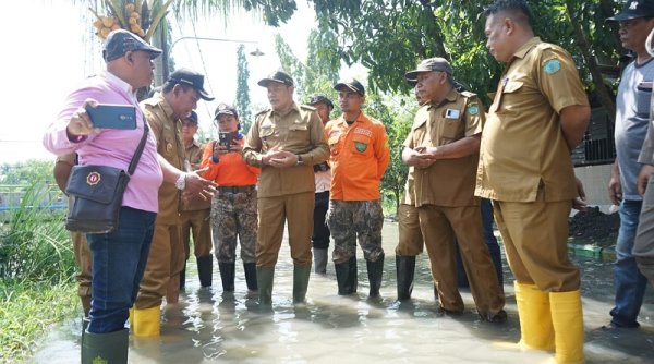 Wabup Sidoarjo Subandi Sidak Banjir di Desa Sumorame Kecamatan Candi