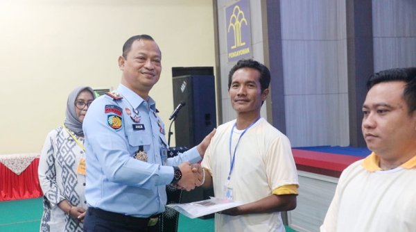 Warga Binaan Lapas Surabaya Dibekali Ilmu Kelola Barbershop