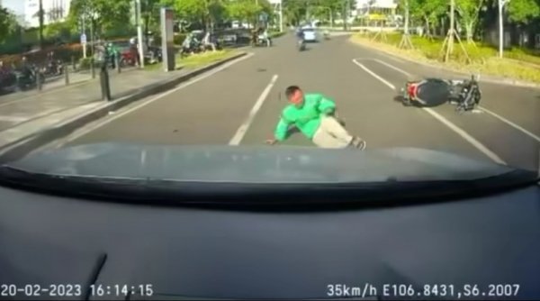 Nekat Terobos Lampu Merah, Pengemudi Ojol di Menteng Tertabrak hingga Terkapar