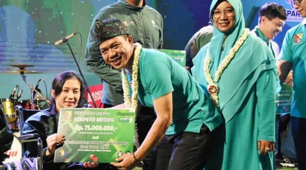 Bupati Bandung Gelontorkan Rp 28 Miliar Uang "Kadeudeuh" pada 627 Atlet dan Pelatih