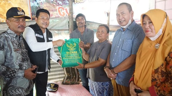 Wabup Sidoarjo H. Subandi Sidak Rumah Tidak layak Huni dan Berikan Bantuan Bedah Rumah