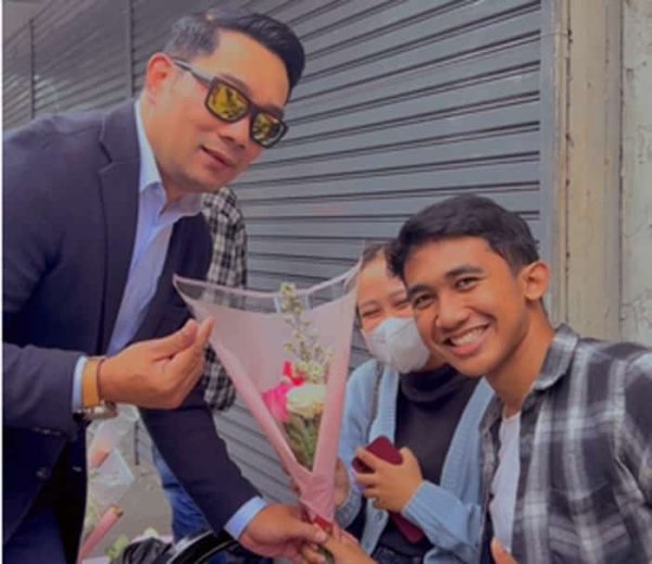 Ridwan Kamil  Kasih Bunga Pria  Bingung Untuk Diberikan pada Pasangannya: Selamat Hari Selasa se-dunia, Netizen: Biar Gak Jomblo Gimana, Pak?
